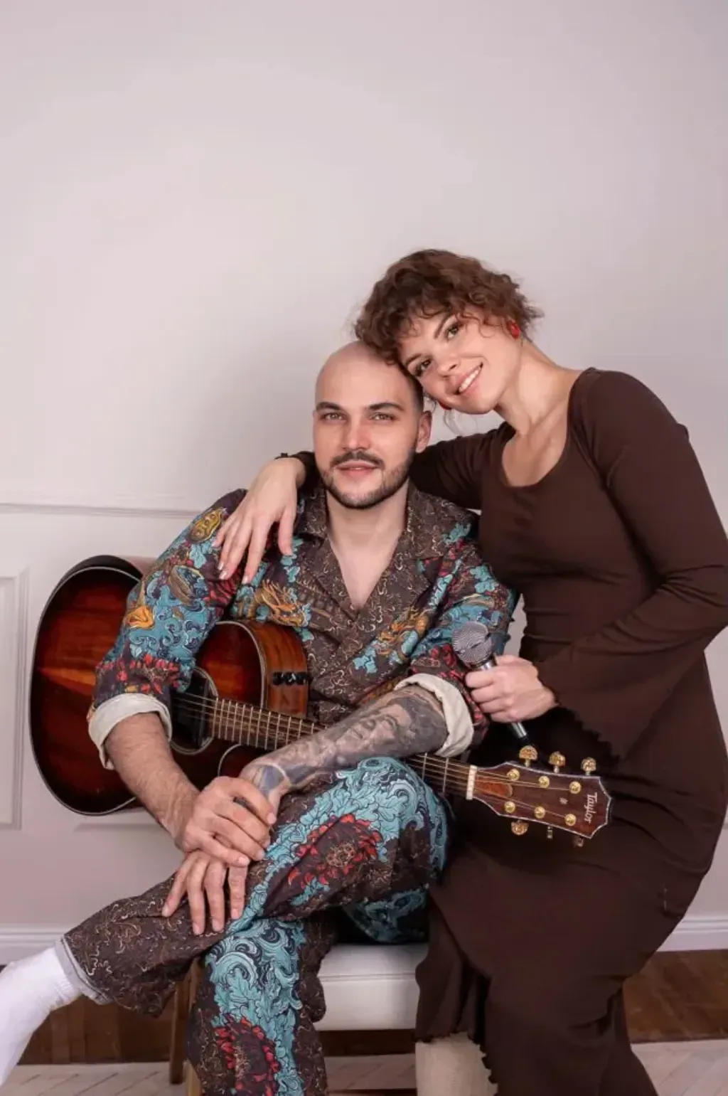 Никита с акустической гитарой и Даша с микрофоном